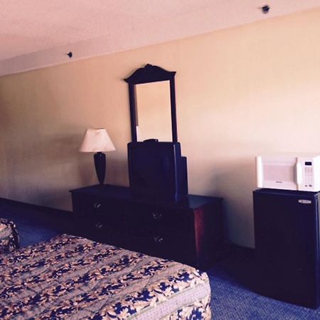 Wynnwood Plaza Hotel - Newport News Exterior photo