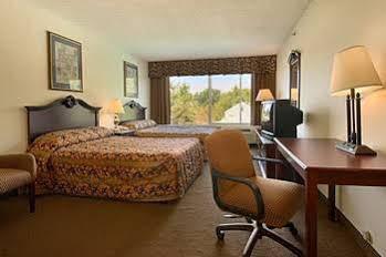 Wynnwood Plaza Hotel - Newport News Exterior photo