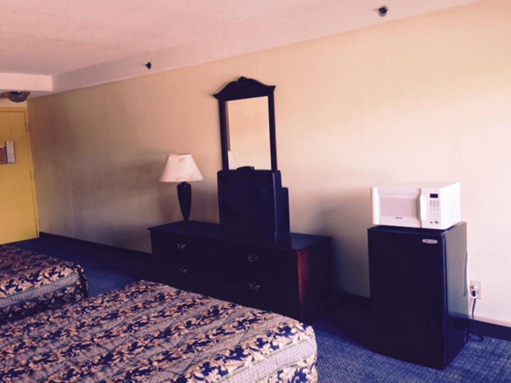 Wynnwood Plaza Hotel - Newport News Exterior photo