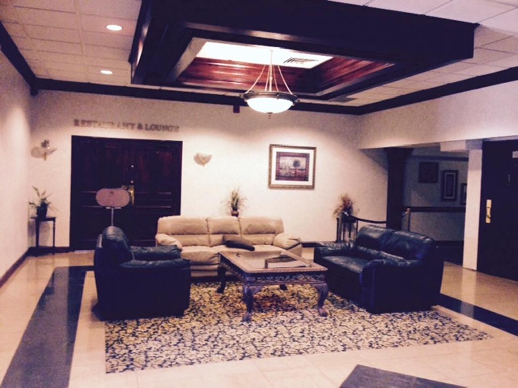 Wynnwood Plaza Hotel - Newport News Exterior photo